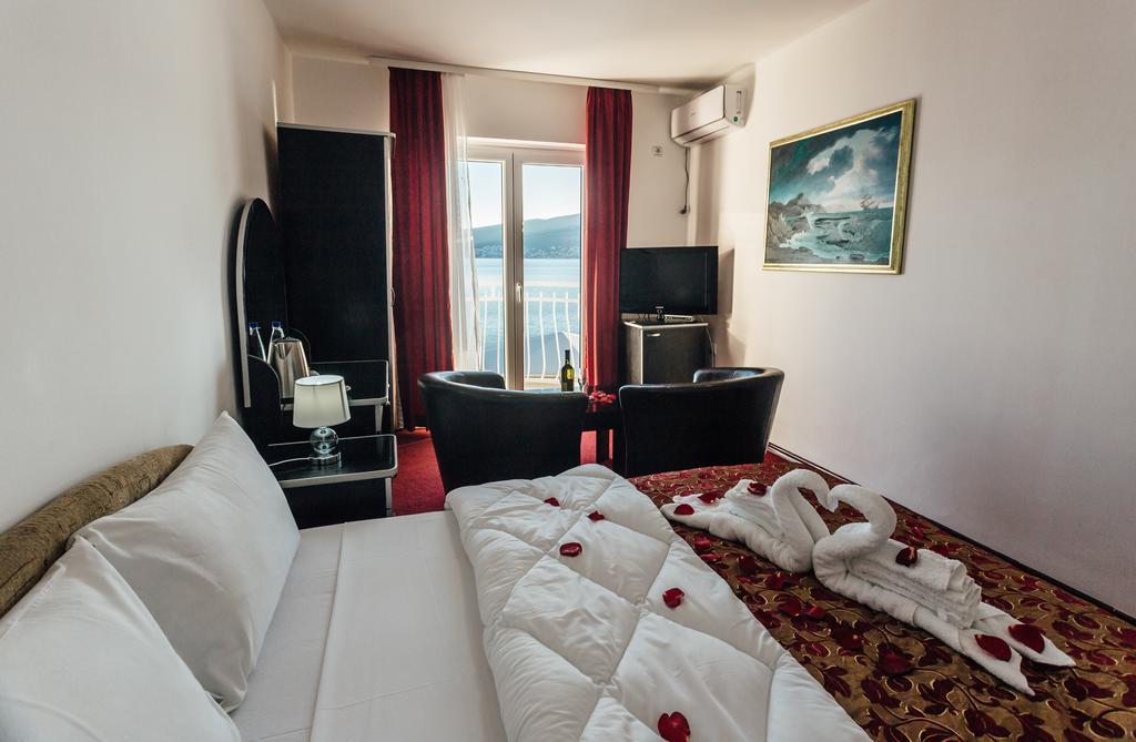Hotel Azzurro ヘルツェグ・ノヴィ エクステリア 写真