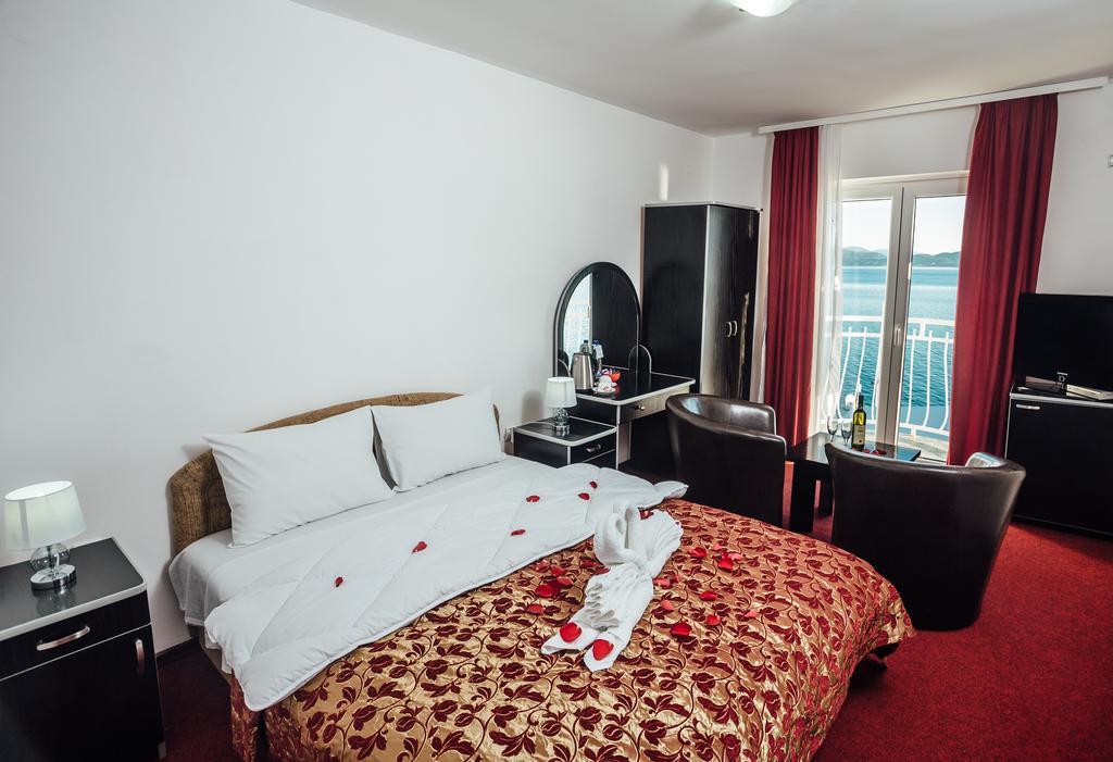 Hotel Azzurro ヘルツェグ・ノヴィ エクステリア 写真