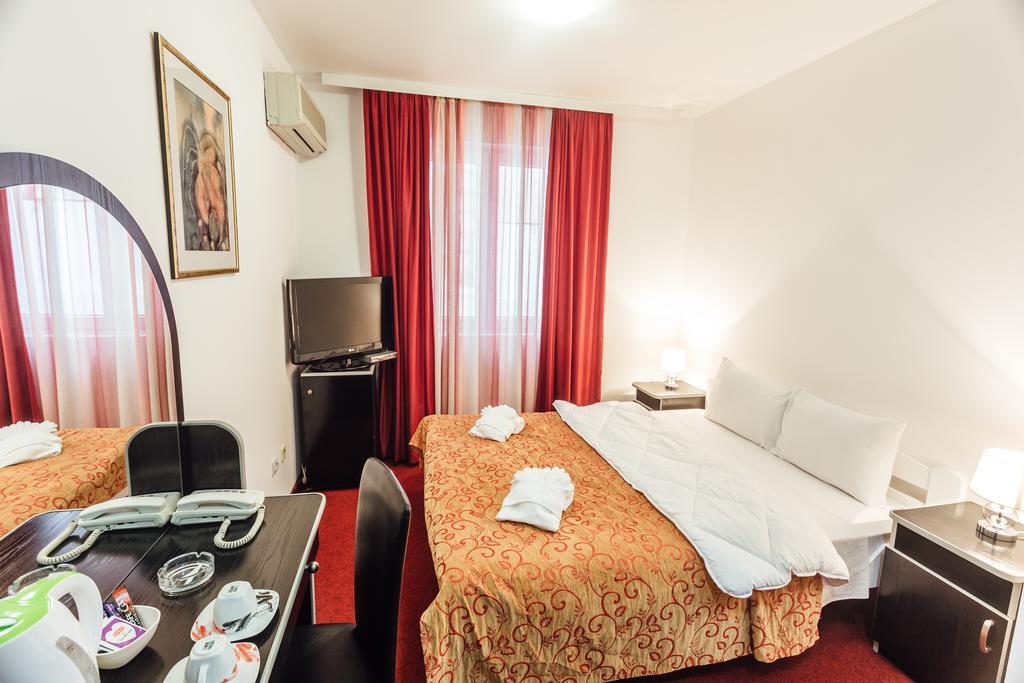 Hotel Azzurro ヘルツェグ・ノヴィ エクステリア 写真