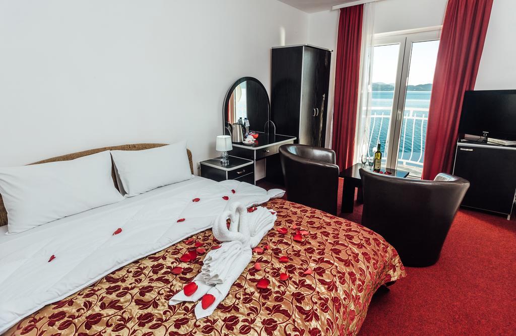 Hotel Azzurro ヘルツェグ・ノヴィ エクステリア 写真