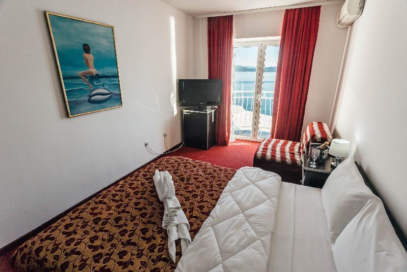 Hotel Azzurro ヘルツェグ・ノヴィ エクステリア 写真
